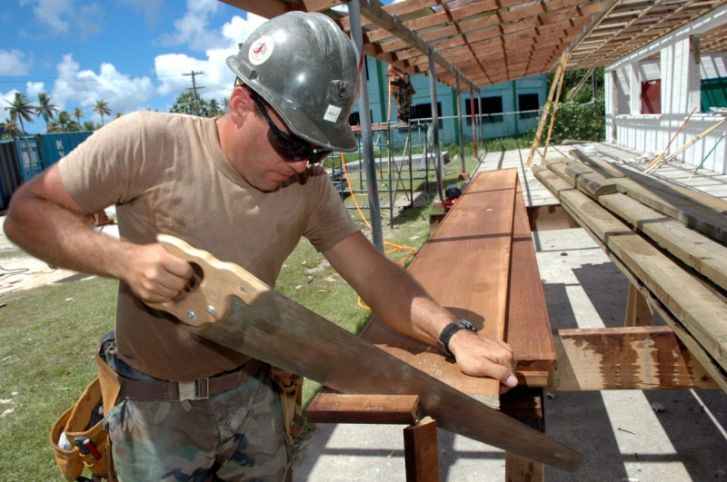 ebeniste-NANS LES PINS-min_worker_construction_building_carpenter_male_job_build_helmet-893290